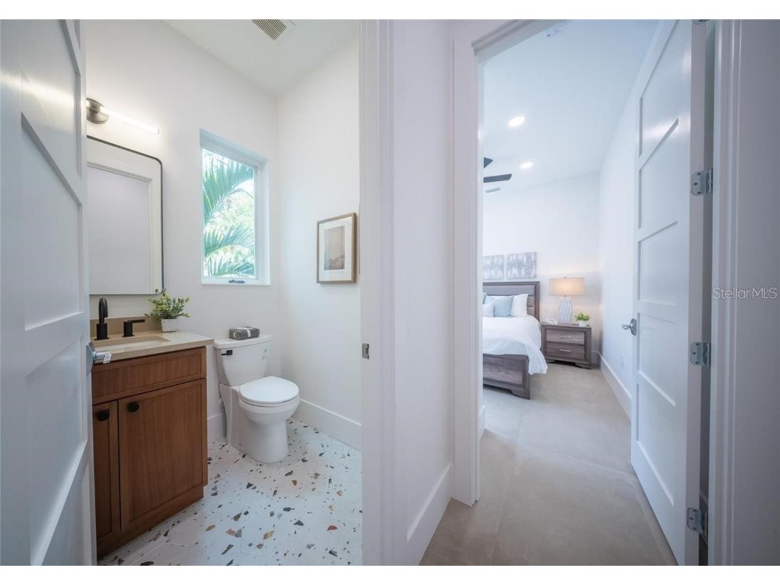 2430 Floyd Street Sarasota FL 34239 A4672666 image32