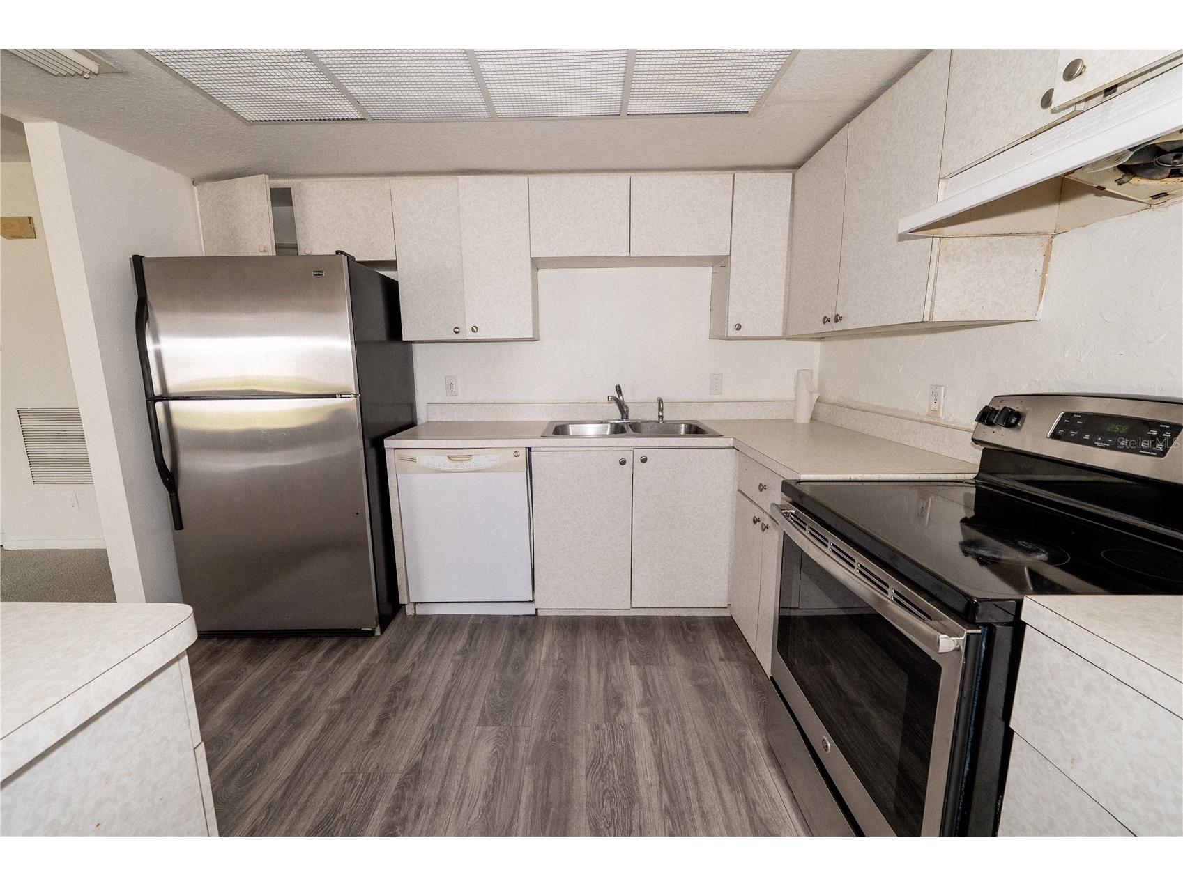 2433 Twin Drive #5 Sarasota FL 34234 A4693047 image10