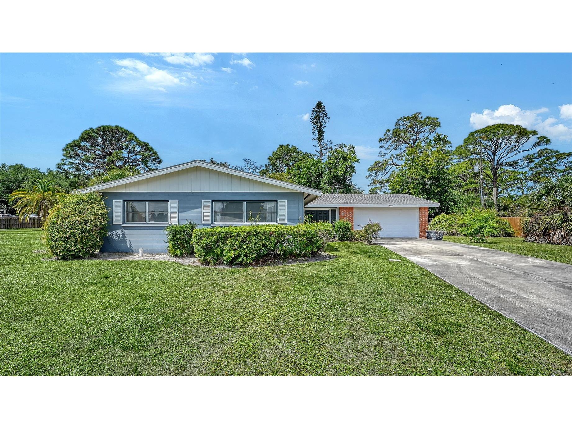 2436 Breakwater Circle Sarasota FL 34231 A4693089 image1