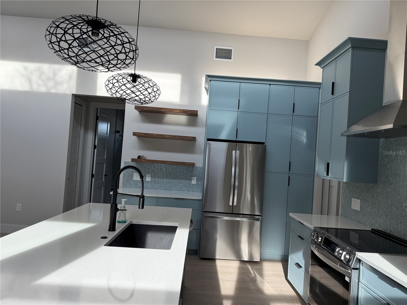 2443 Wood Street Sarasota FL 34237 A4693080 image10