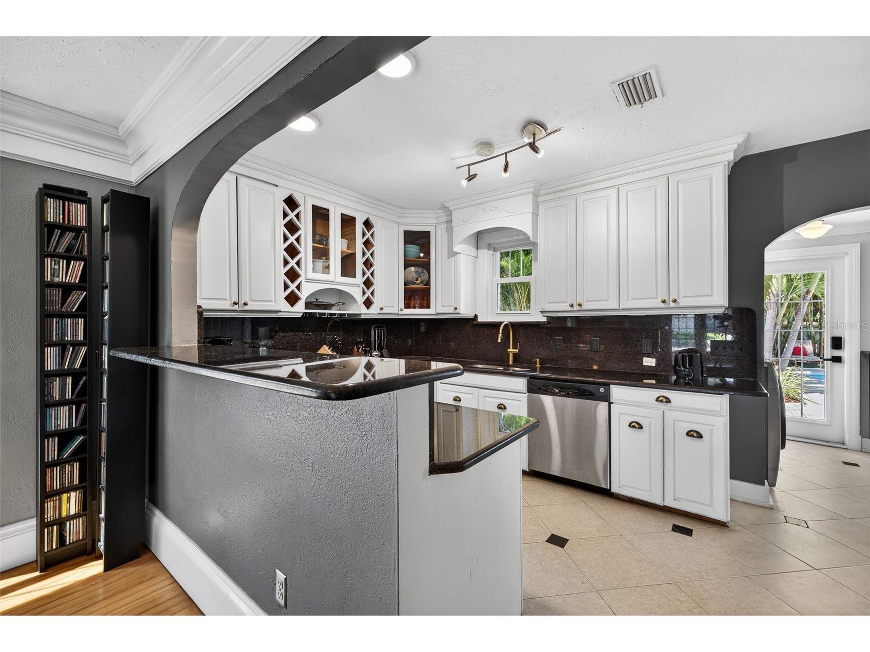 2445 6th Avenue N Saint Petersburg FL 33713 TB8487816 image15