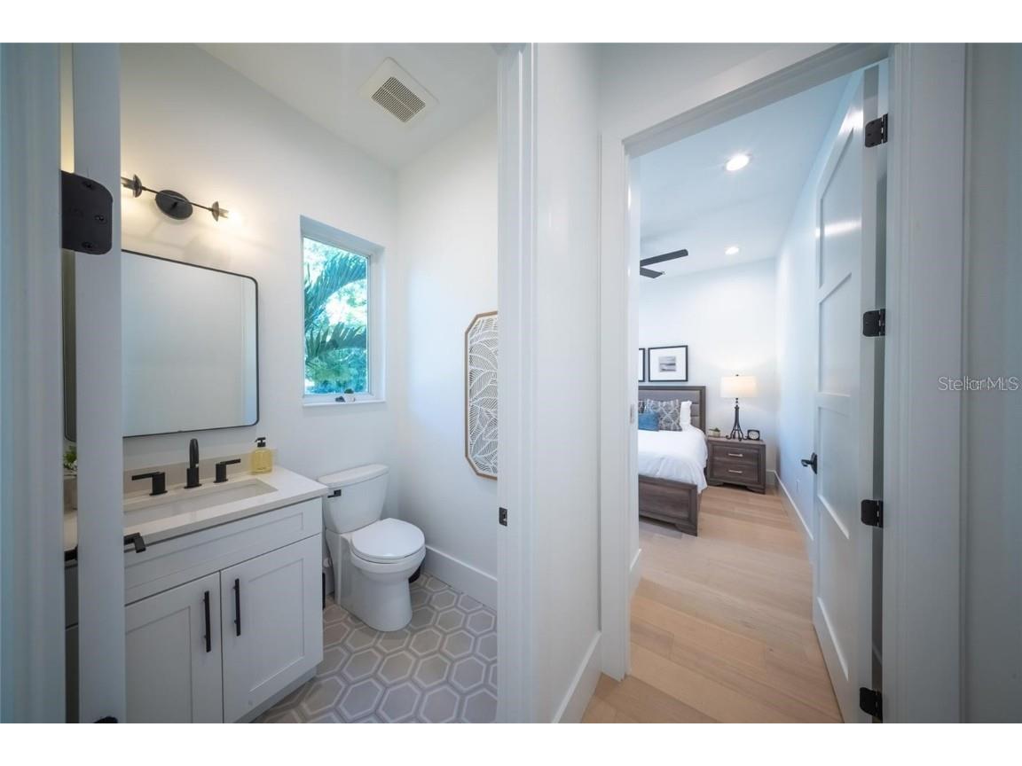 2446 Floyd Street Sarasota FL 34239 A4672668 image29