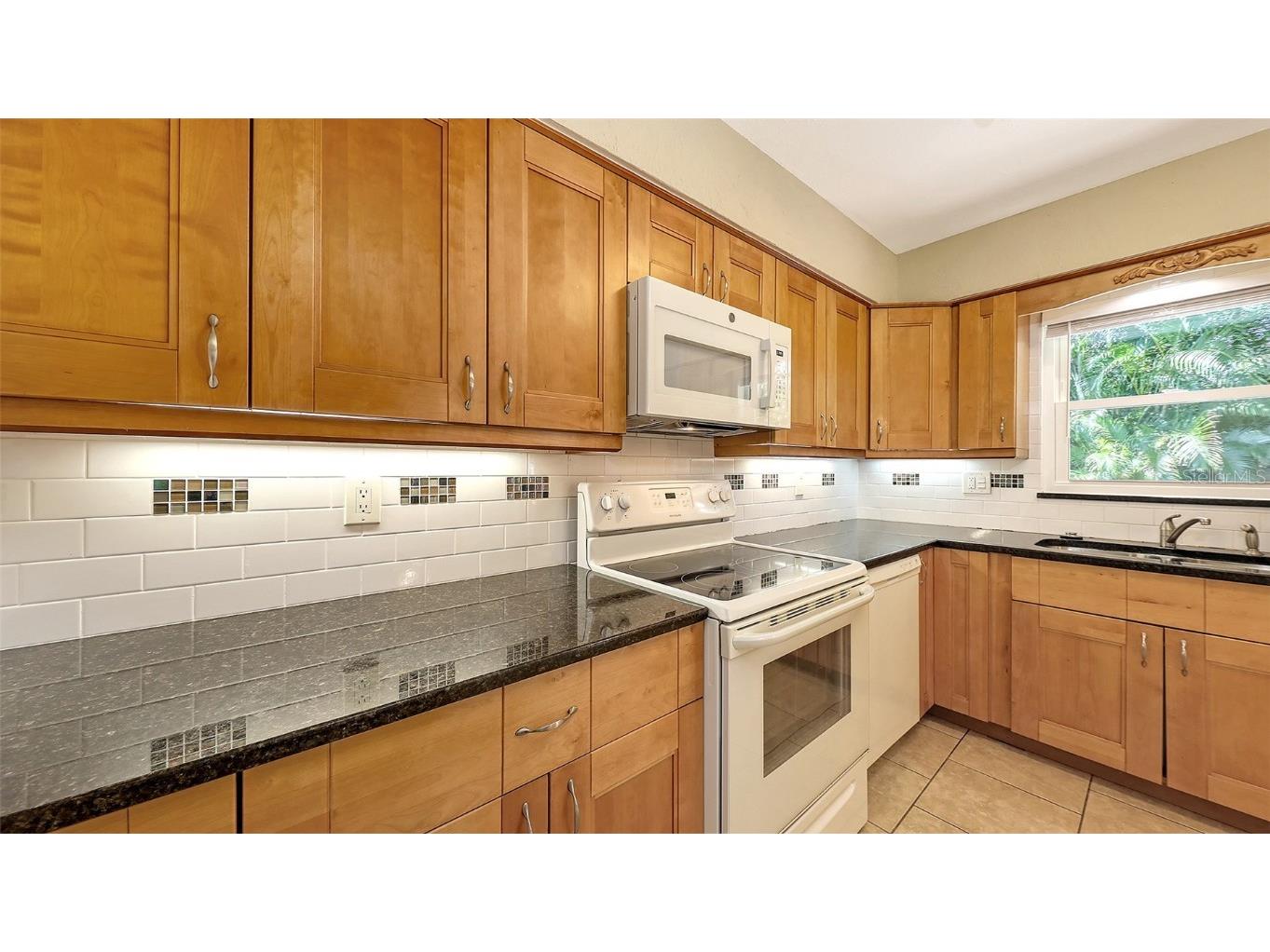 2462 Hyde Park Street Sarasota FL 34239 A4656508 image10