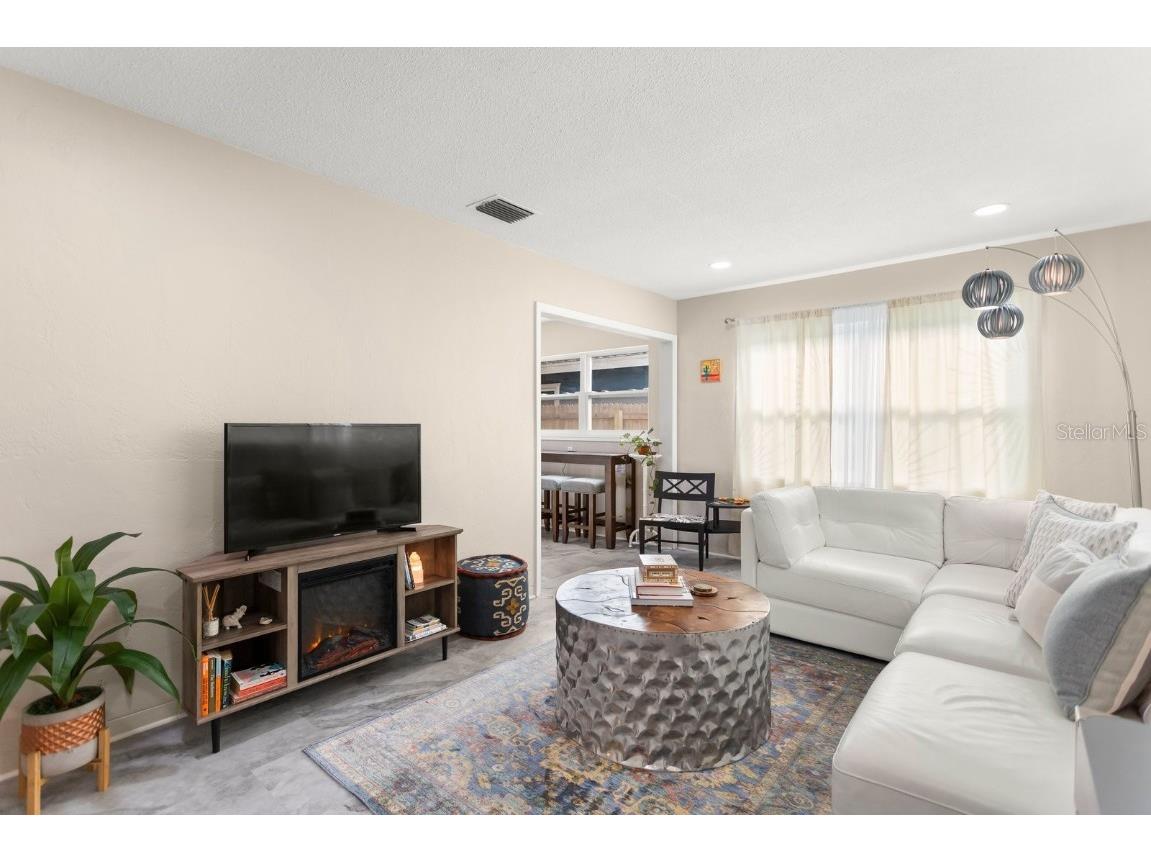 2475 39th Avenue N Saint Petersburg FL 33714 P4924829 image1