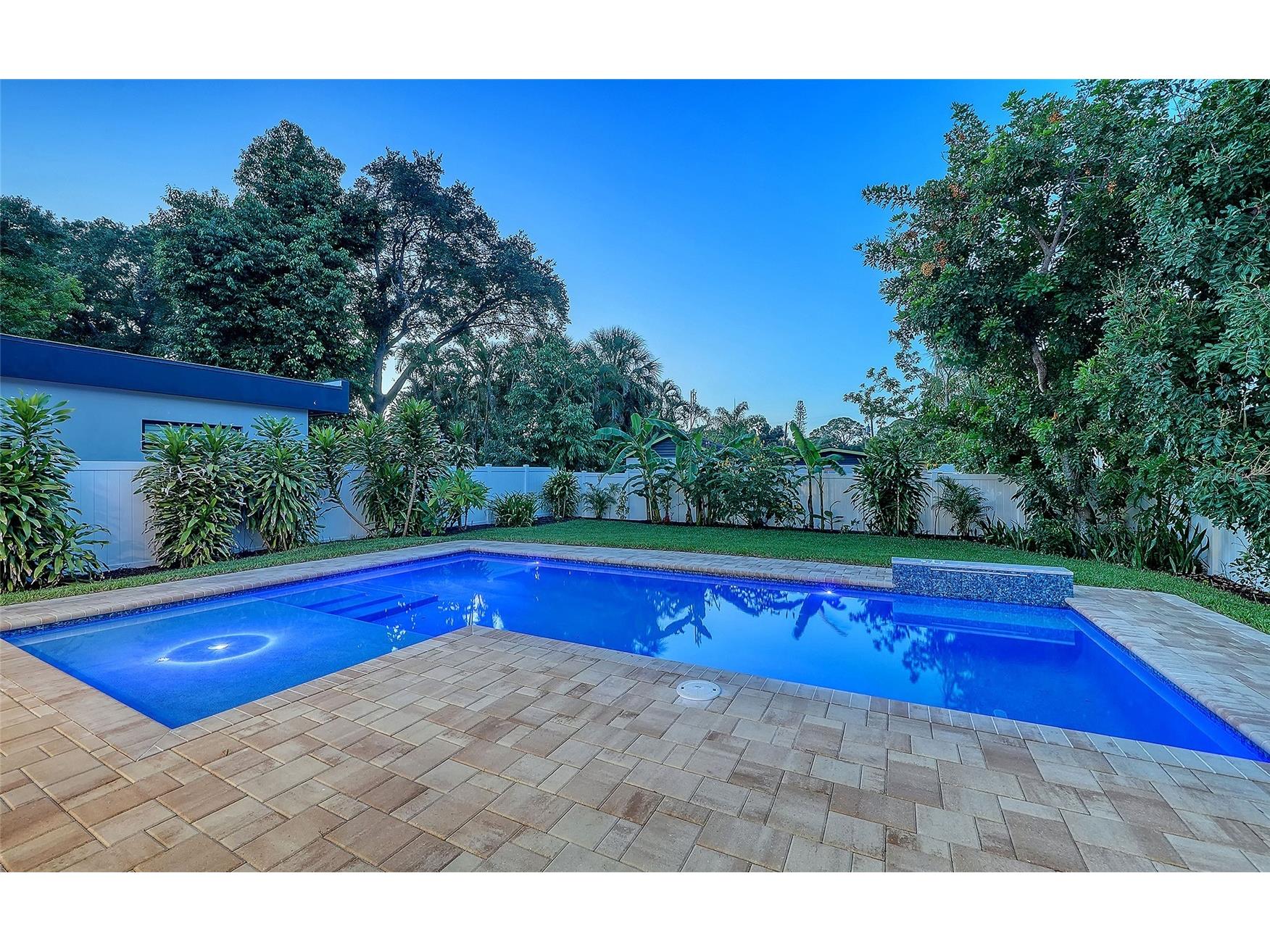 2483 Bay Street Sarasota FL 34237 A4698594 image3