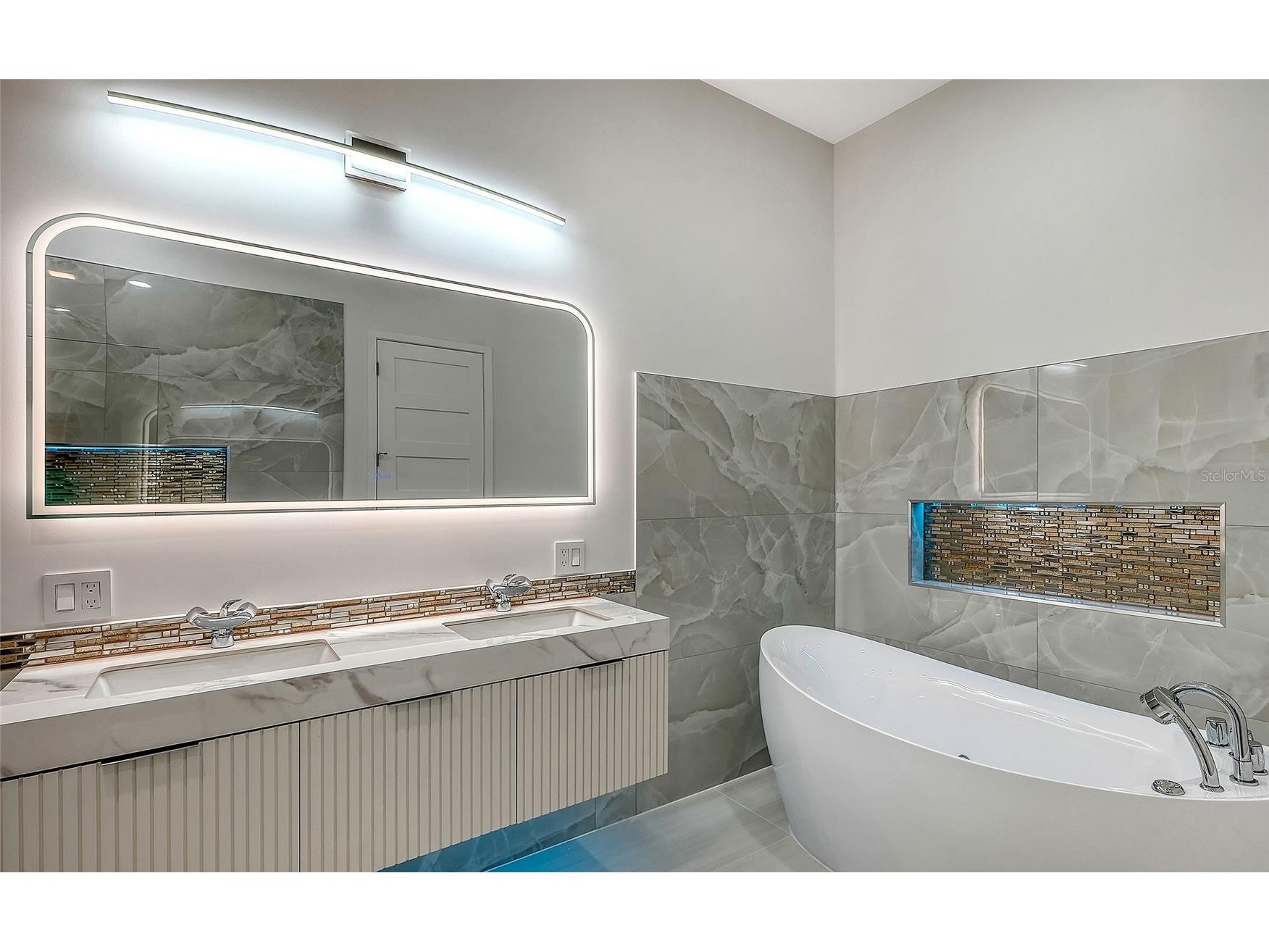 2483 Bay Street Sarasota FL 34237 A4698594 image36