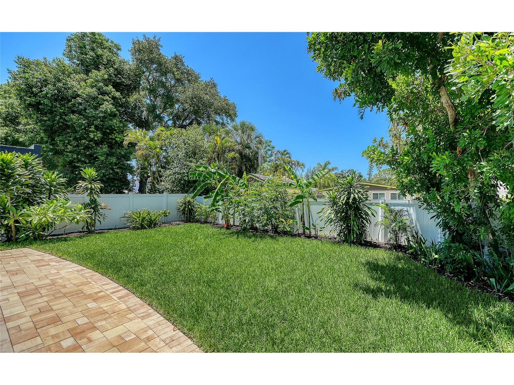 2483 Bay Street Sarasota FL 34237 A4698594 image51