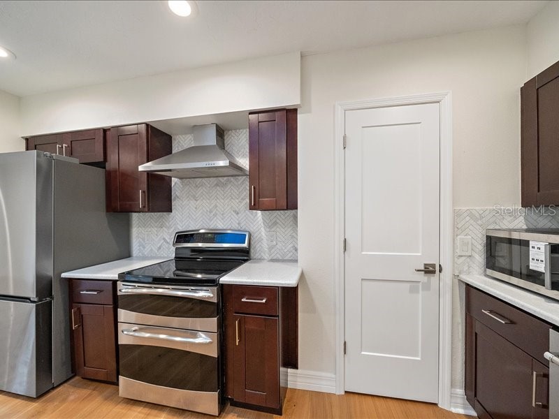 2492 Waterview Court Sarasota FL 34231 - PHILLIPPI CREEK A4691223 image16