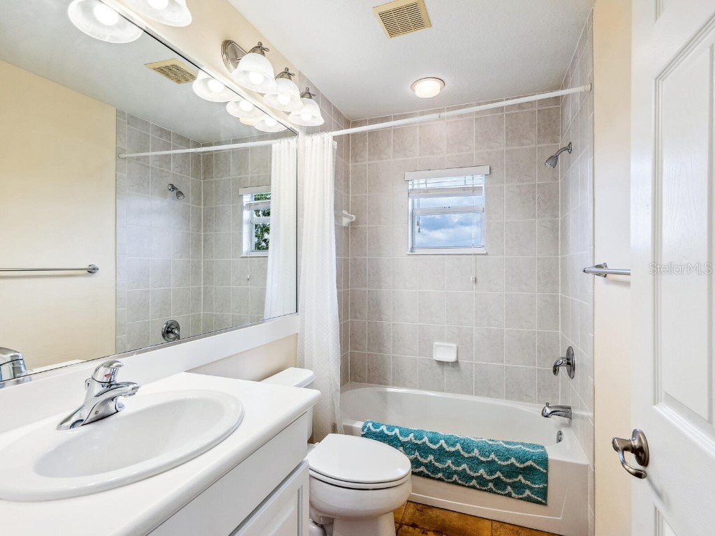 2496 Farms Court Sarasota FL 34240 A4652377 image24