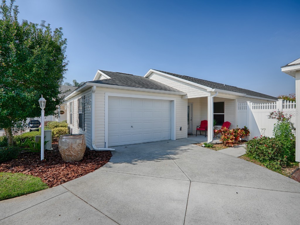 2498 Yalaha Avenue The Villages FL 32162 G5065694 image1