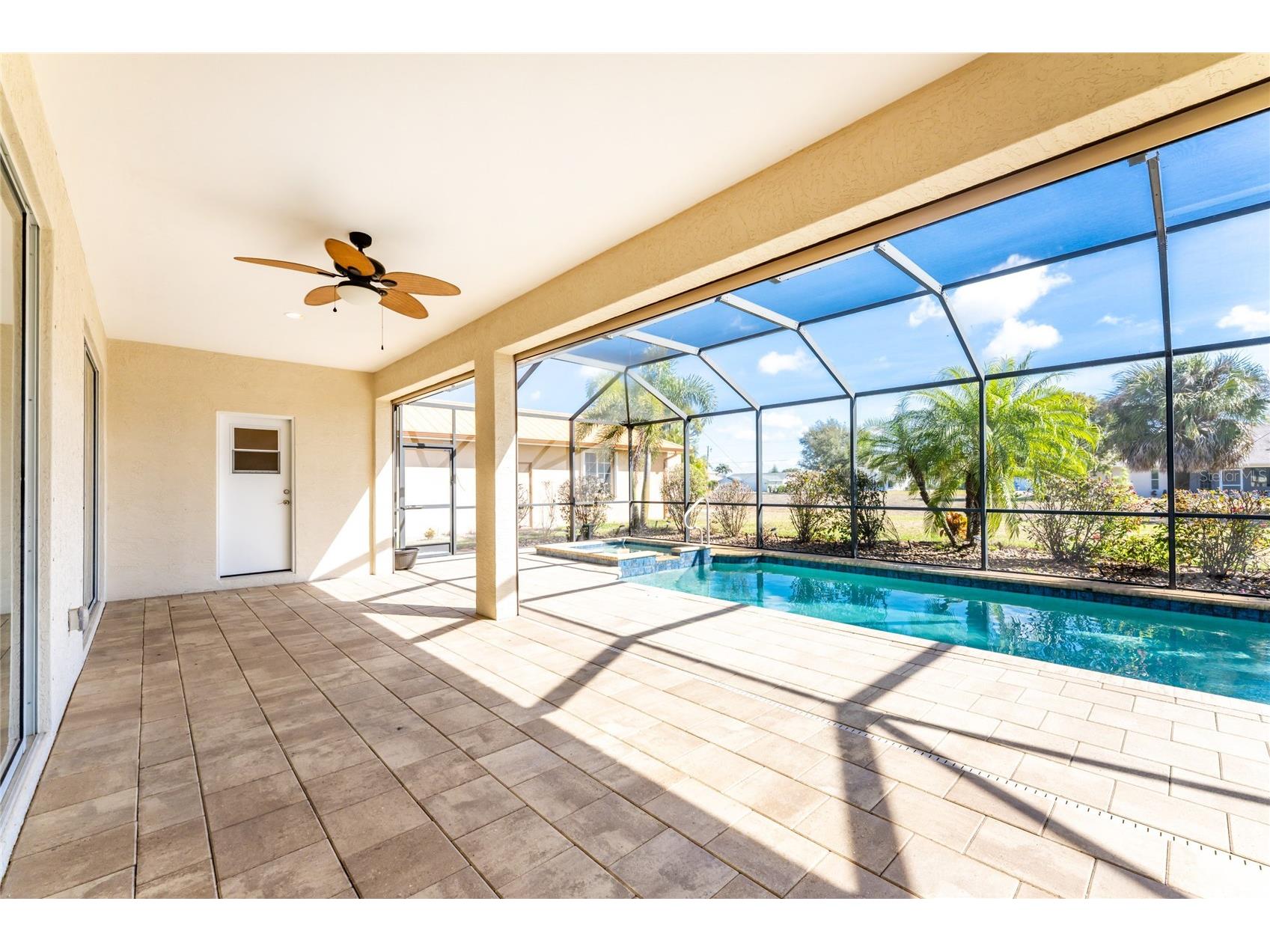 250 Rotonda Boulevard N Rotonda West FL 33947 D6146180 image46