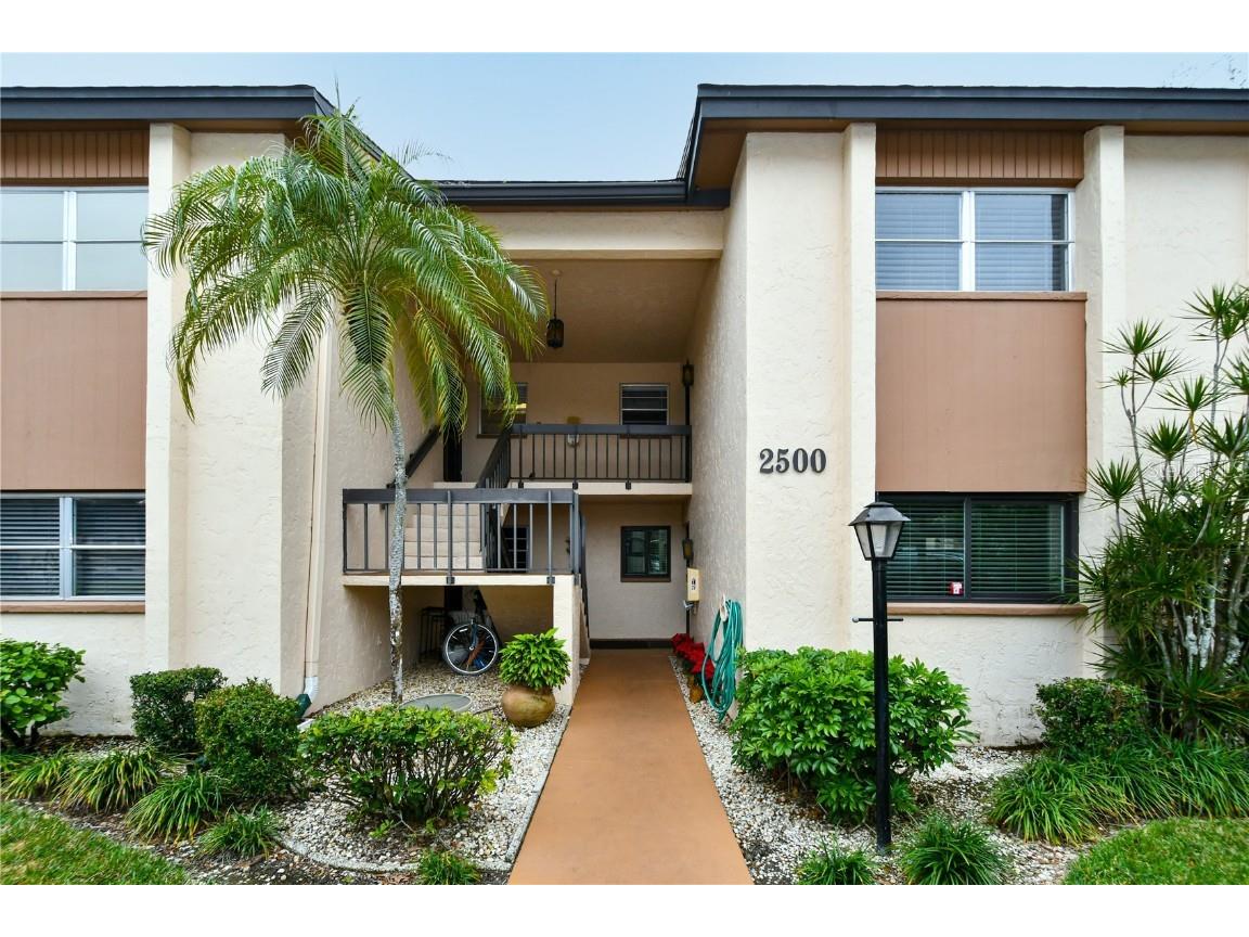 2500 Clubhouse Circle #204 Sarasota FL 34232 A4600869 image1