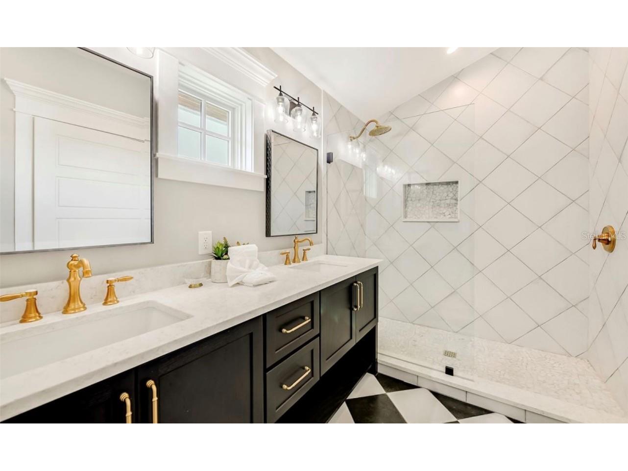 2516 Avenue A Bradenton Beach FL 34217 A4631974 image10