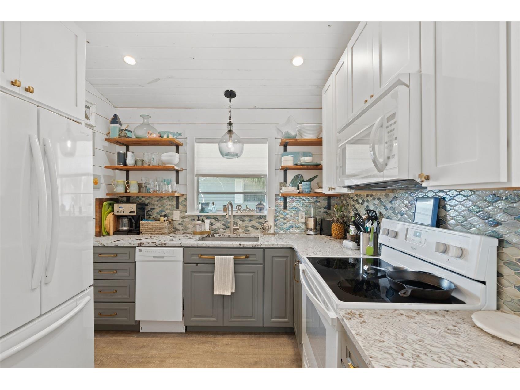 2517 Avenue C Bradenton Beach FL 34217 A4694642 image40