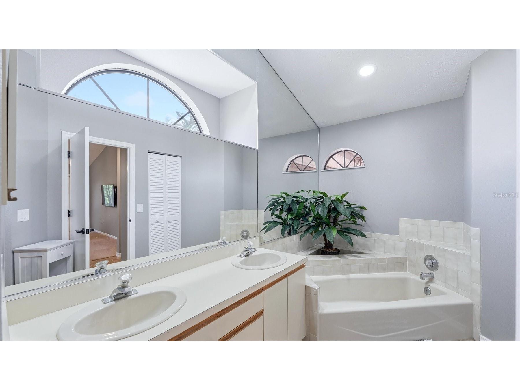 2519 Wood Oak Drive Sarasota FL 34232 TB8504493 image20