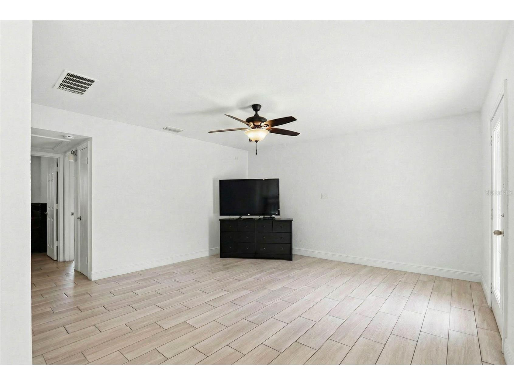 2521 W Crest Avenue Tampa FL 33614 TB8479607 image5