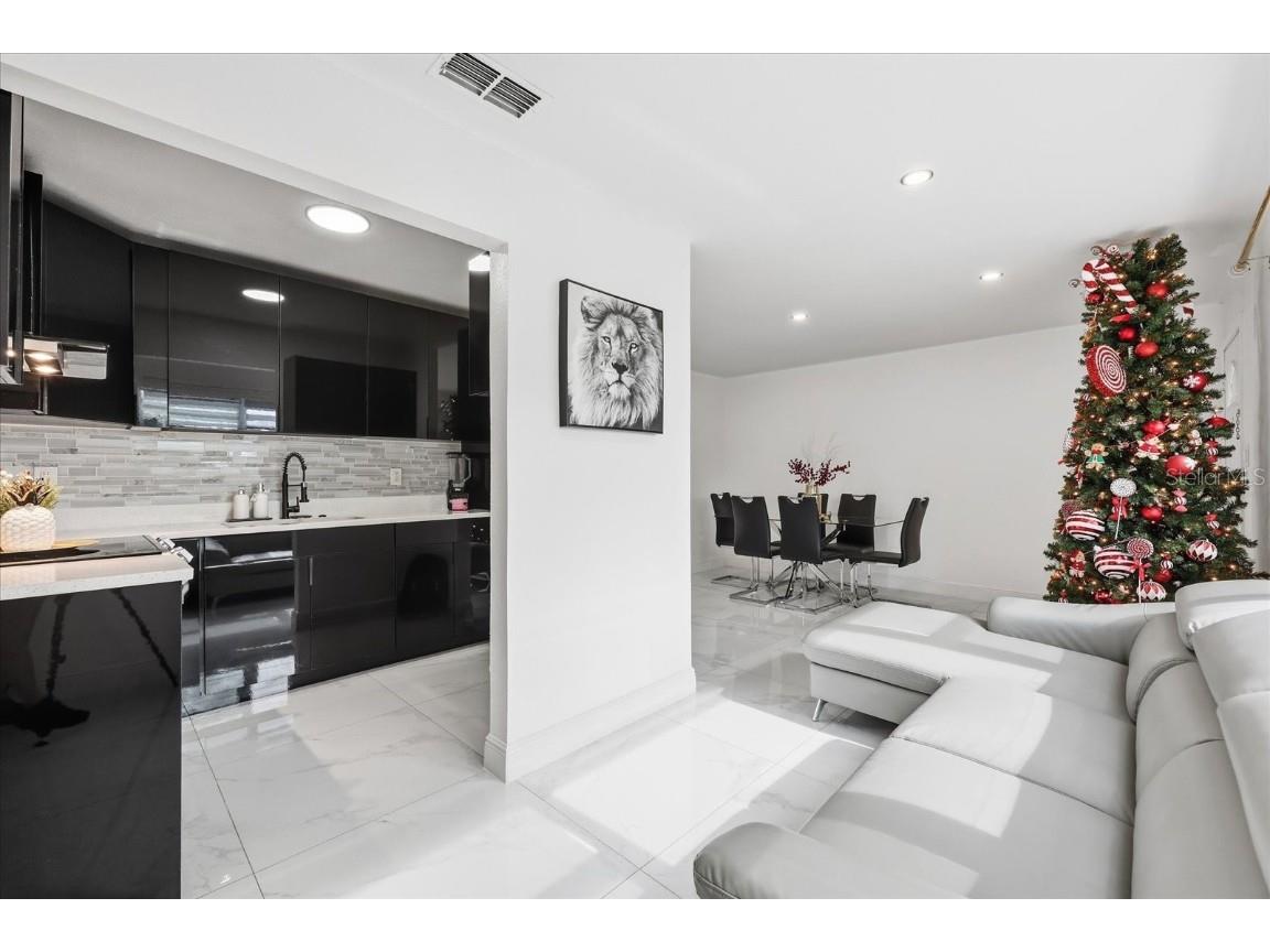 2521 W Minnehaha Street Tampa FL 33614 TB8454006 image5