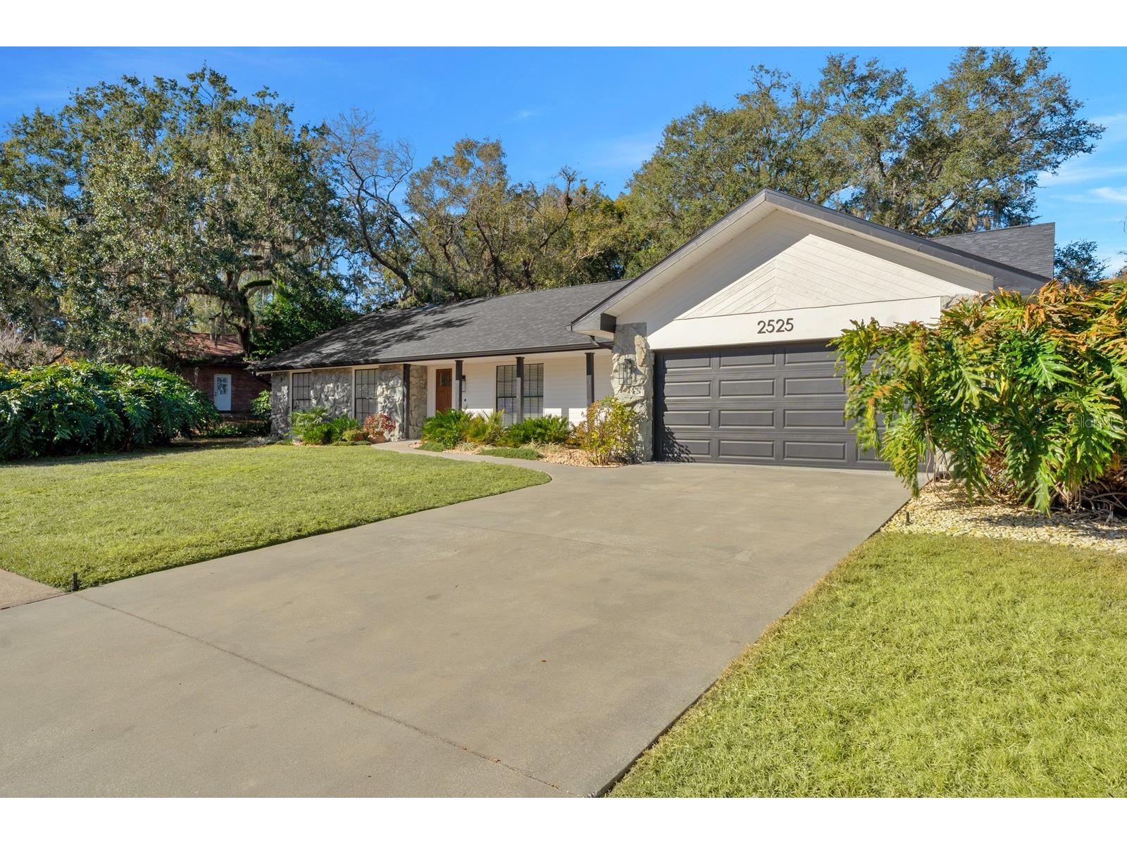 2525 Laurelwood Lane Valrico FL 33596 TB8474417 image1