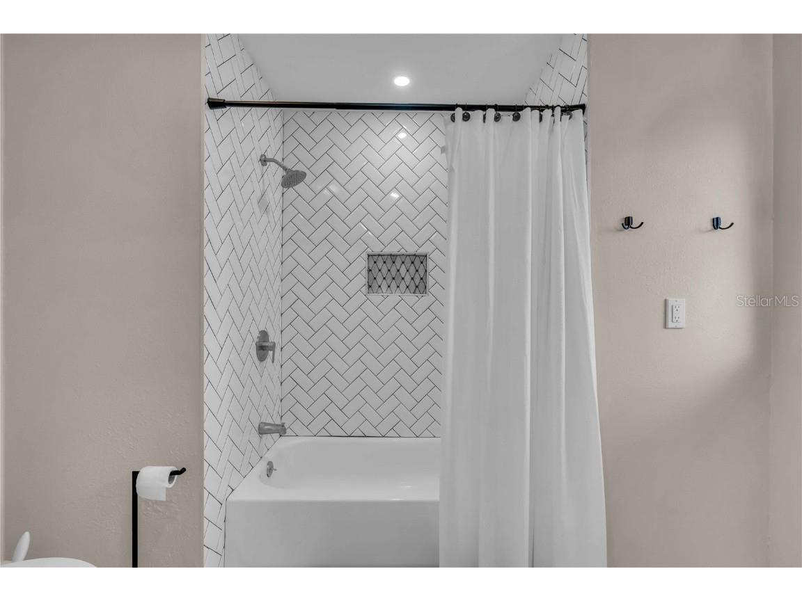 2544 Carlisle Place Sarasota FL 34231 A4665872 image25