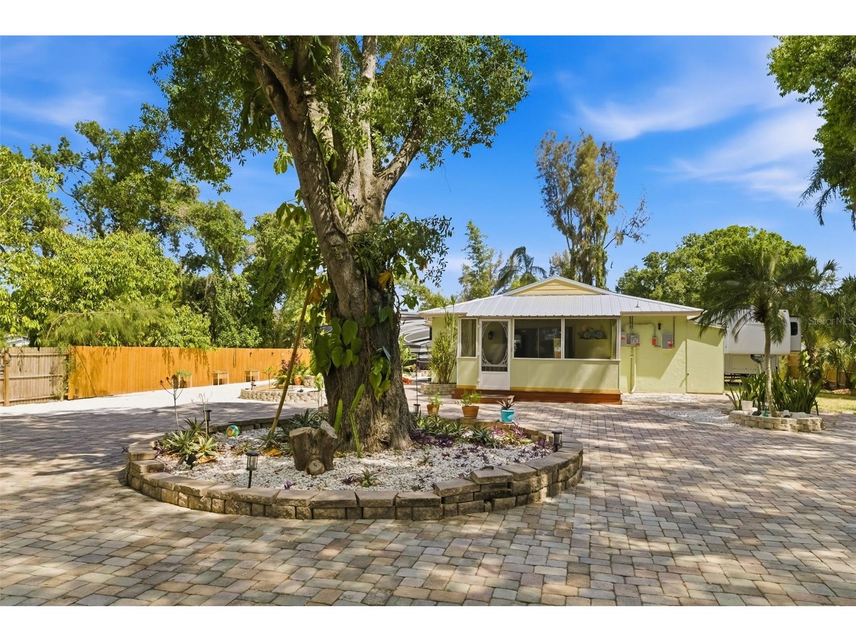 2549 19th Street Sarasota FL 34234 A4693028 image1