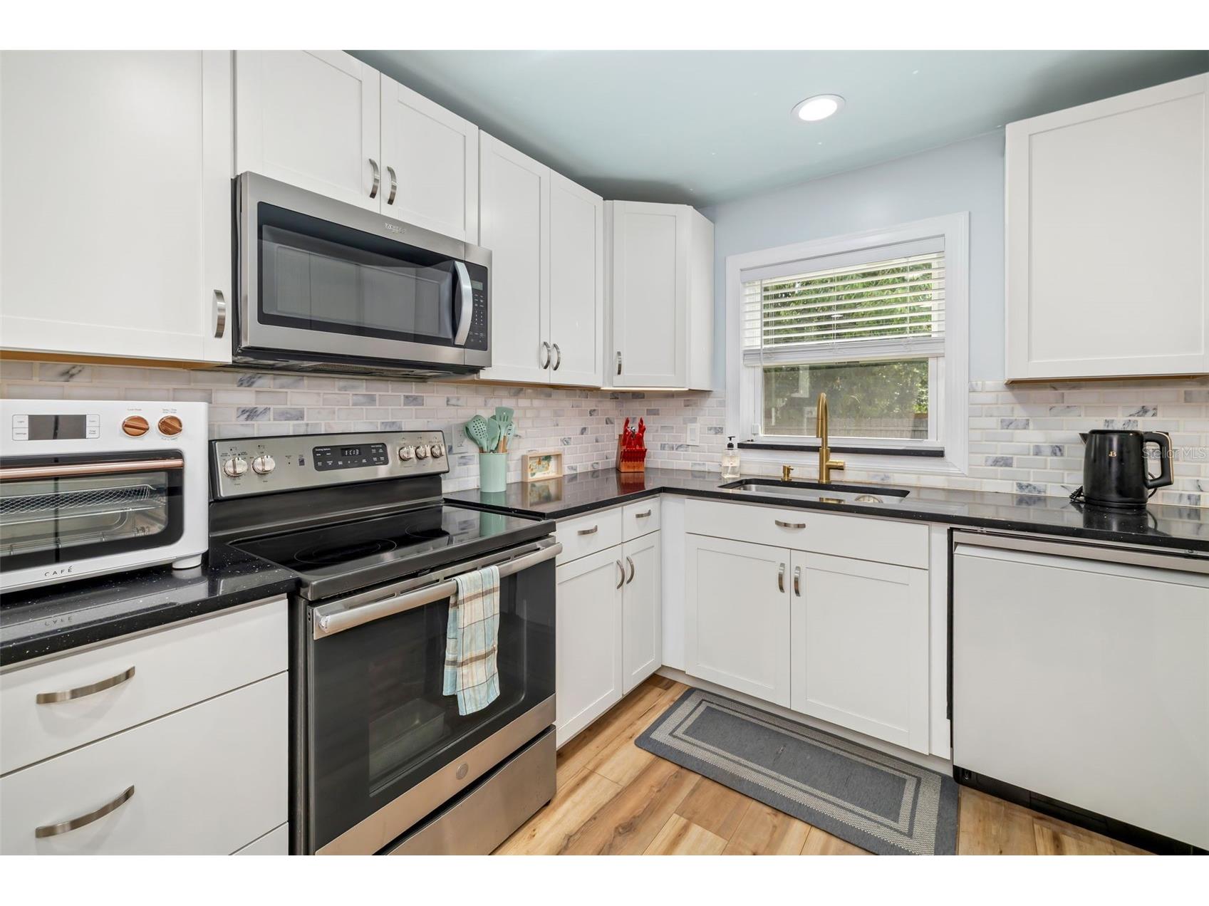 2549 19th Street Sarasota FL 34234 A4693028 image8