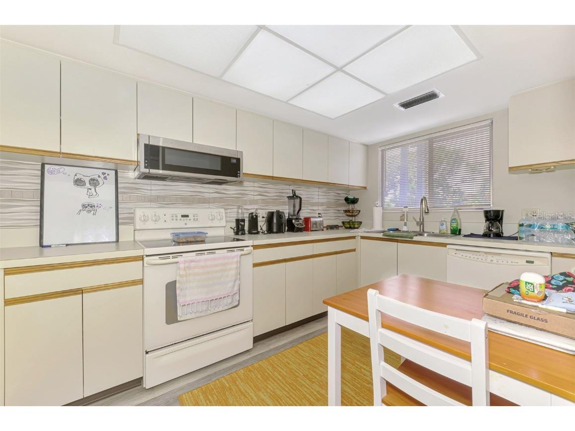 255 Fenwick Drive #18 Venice FL 34285 A4665037 image9