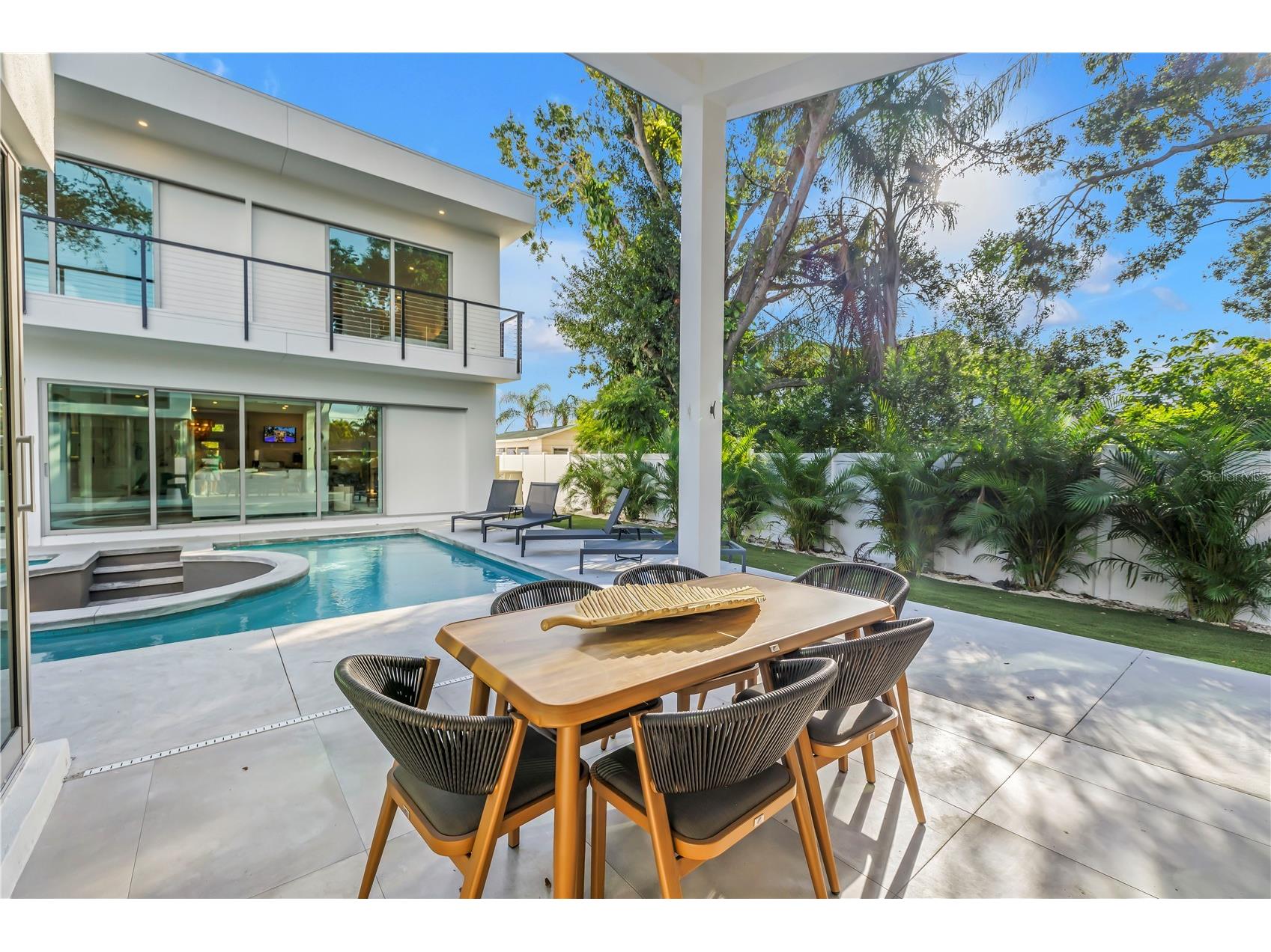 2564 Arlington Street Sarasota FL 34239 A4683569 image5