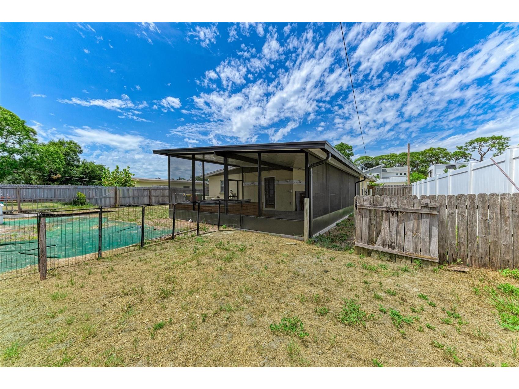 2564 Wood Street Sarasota FL 34237 A4693167 image30