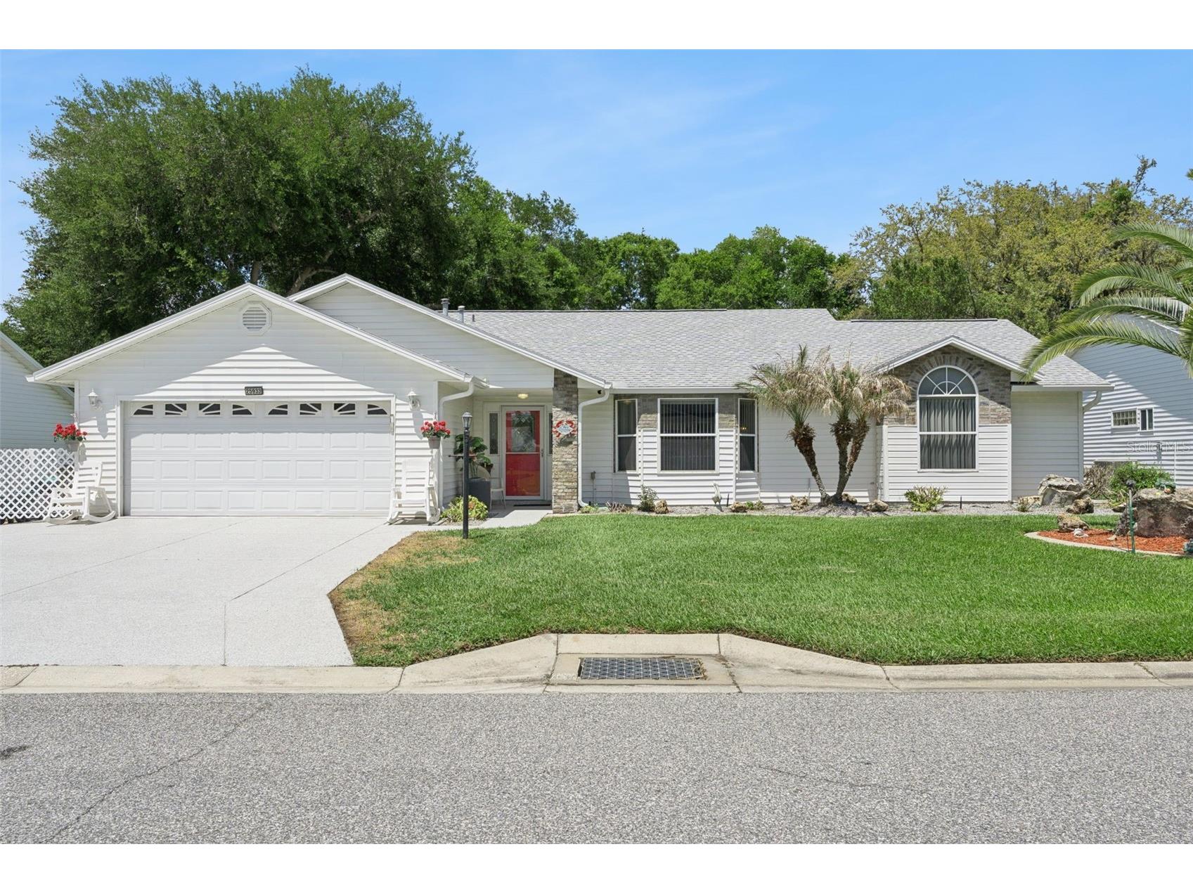 25933 Newcombe Circle Leesburg FL 34748 - LAKE EVERT G5110469 image1