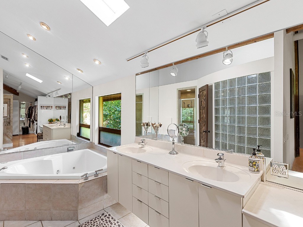 2613 Temple Street Sarasota FL 34239 A4673045 image39