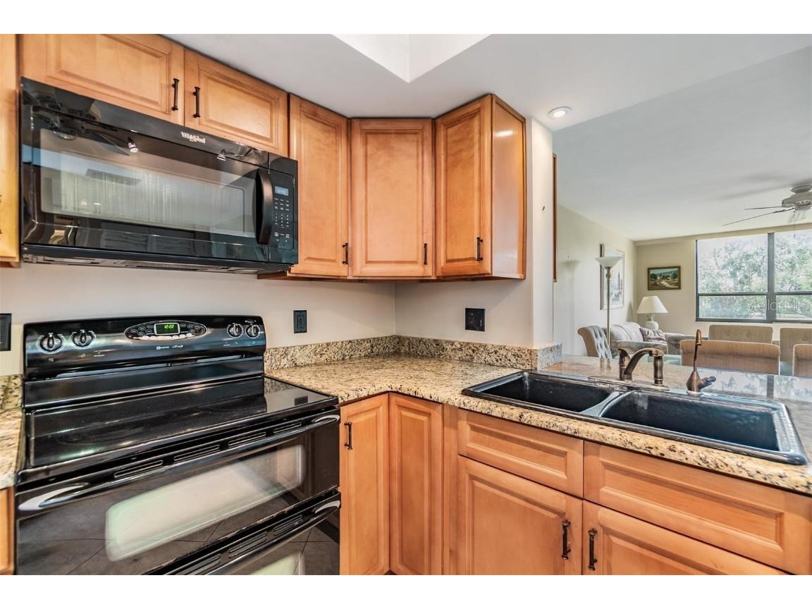 2621 Cove Cay Drive #302 Clearwater FL 33760 - TAMPA BAY TB8394854 image2