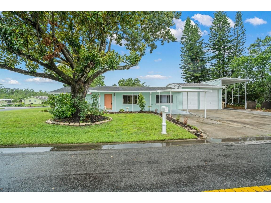 26601 E Cove Drive Tavares FL 32778 - LAKE HARRIS O6120218 image1