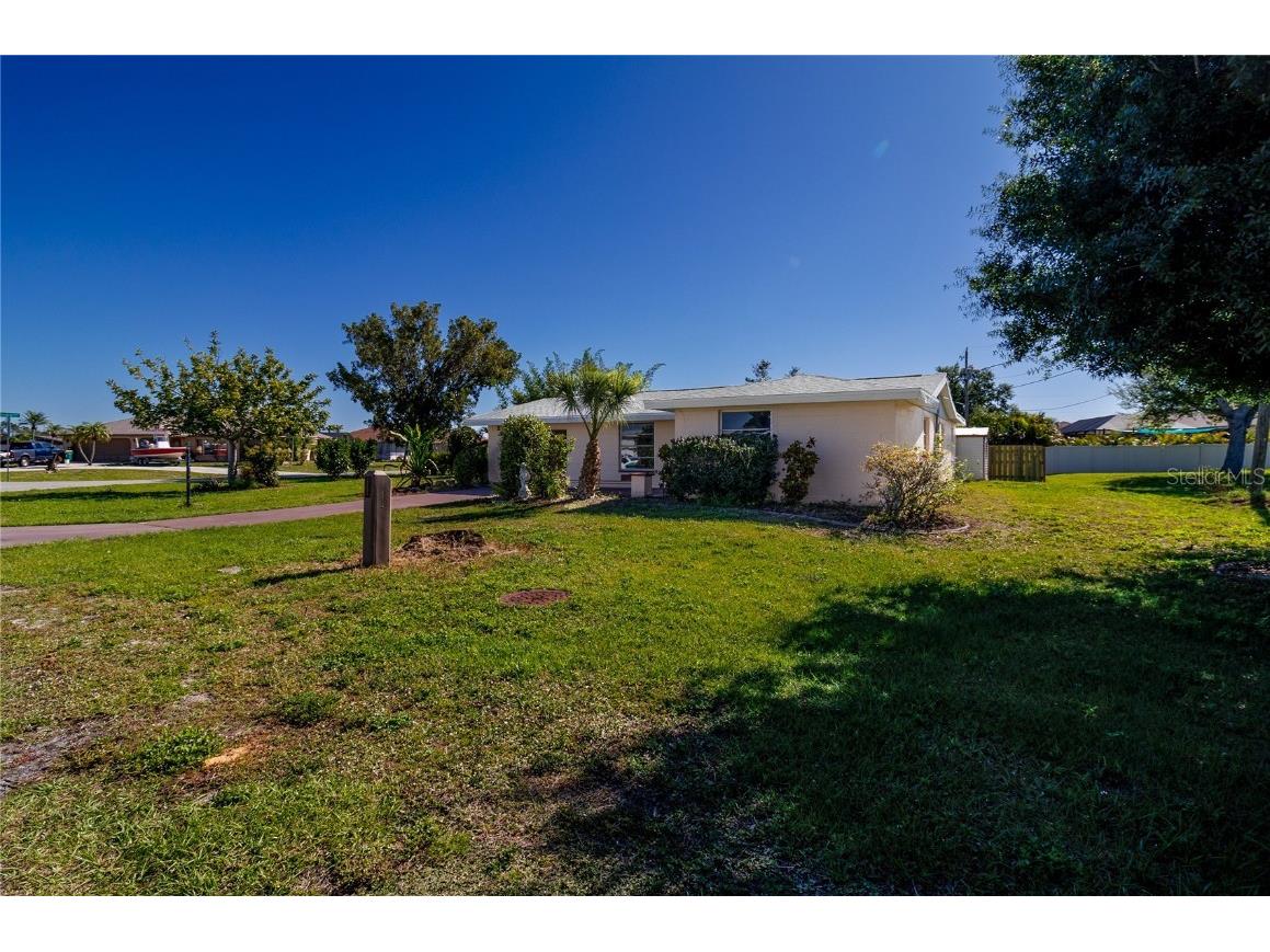 269 E Tarpon Boulevard NW Port Charlotte FL 33952 A4668651 image14