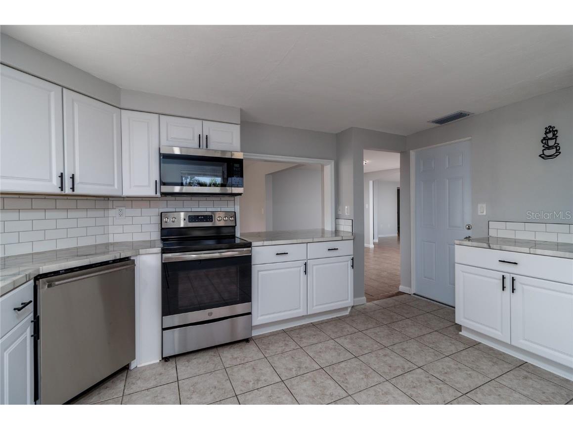 269 E Tarpon Boulevard NW Port Charlotte FL 33952 A4668651 image6