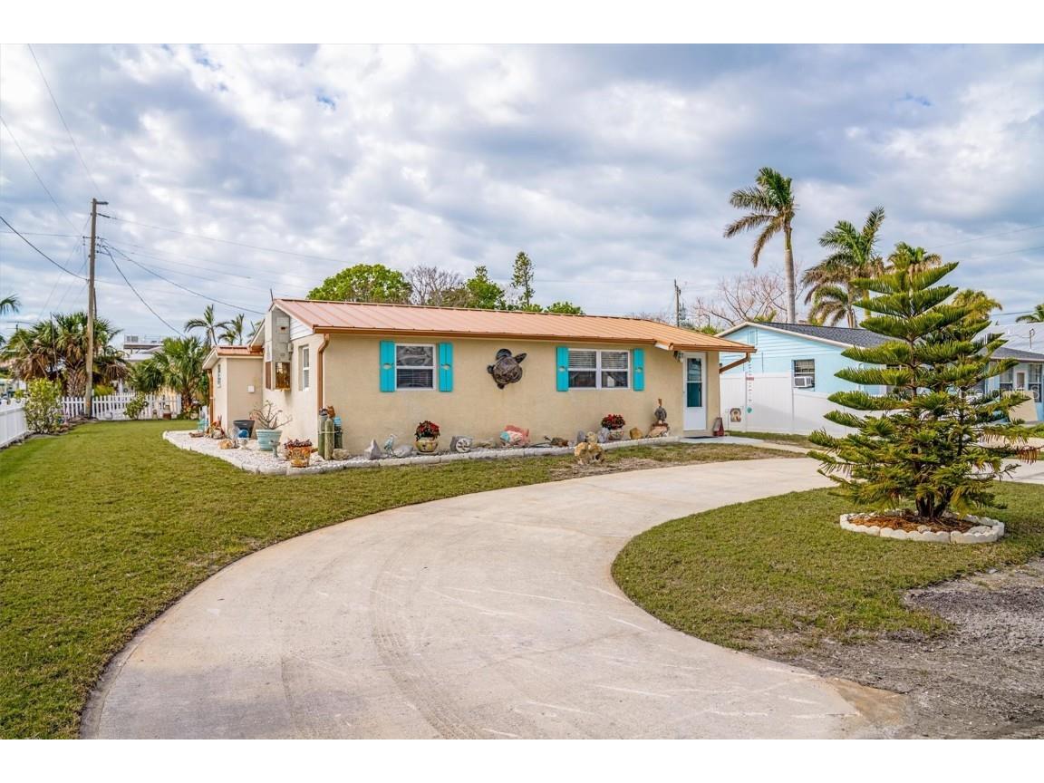 2702 Avenue B Holmes Beach FL 34217 A4631104 image1