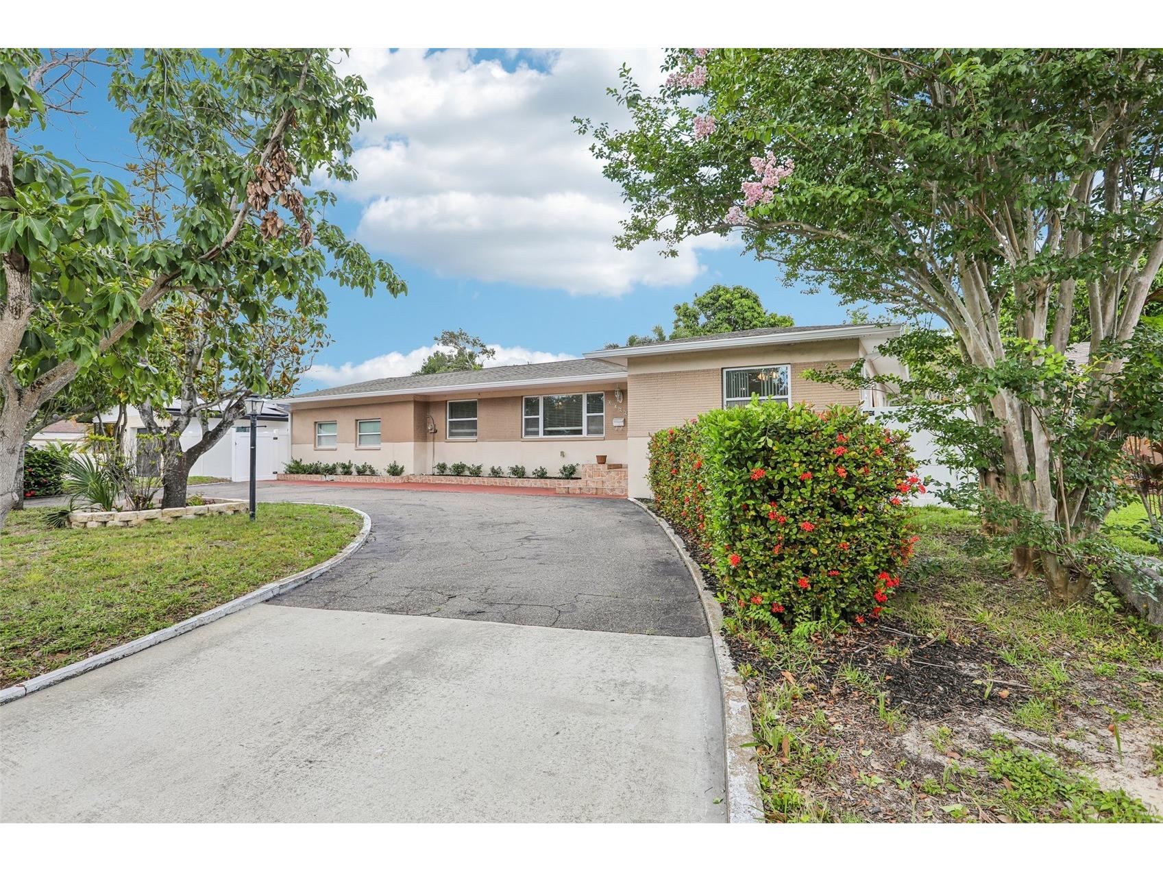 2709 49th Street N Saint Petersburg FL 33710 TB8515859 image1