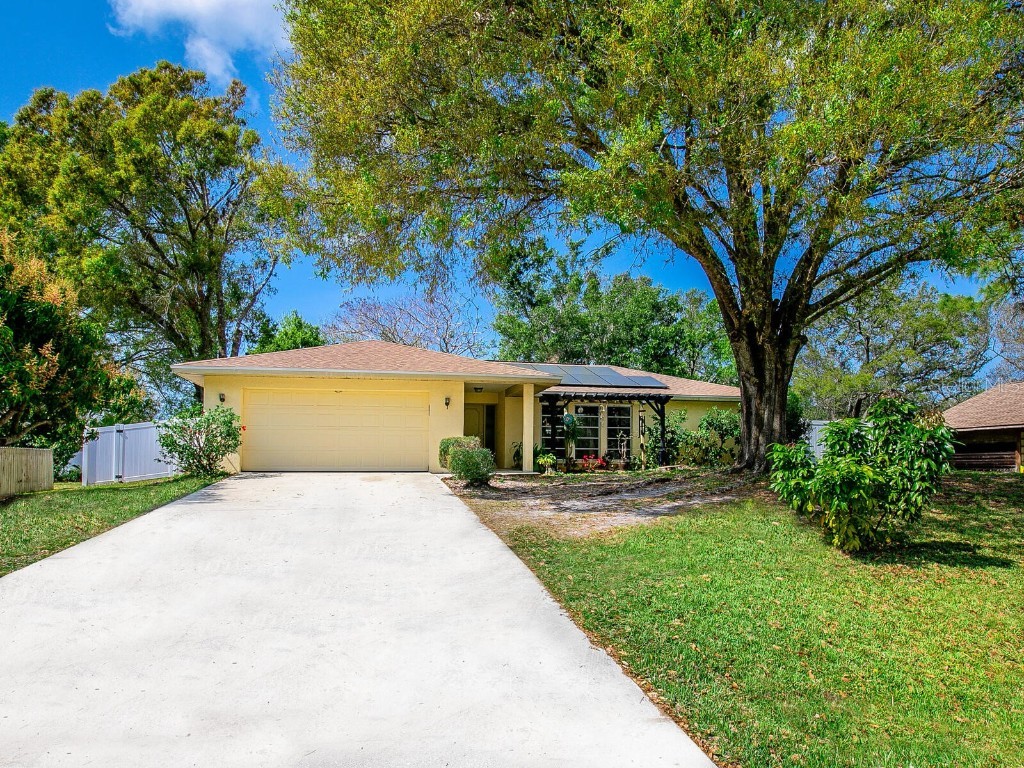 2726 Amanda Drive Sarasota FL 34232 A4561299 image1