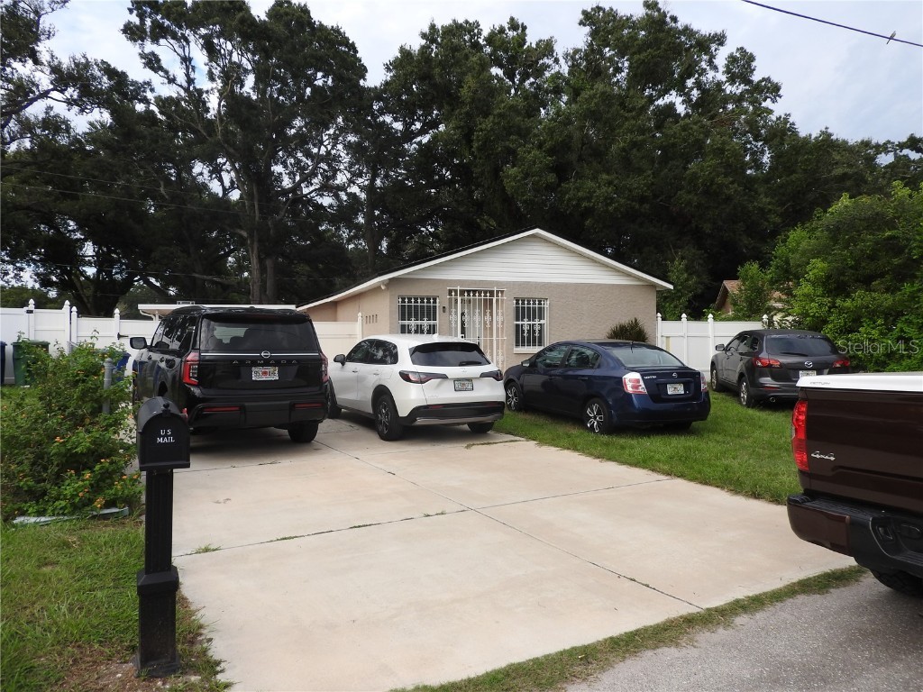 2729 Bel Aire Circle Tampa FL 33614 TB8427198 image1