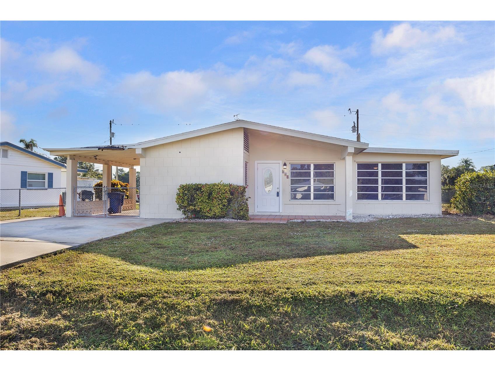 275 Lakeview Drive North Fort Myers FL 33917 A4697486 image1