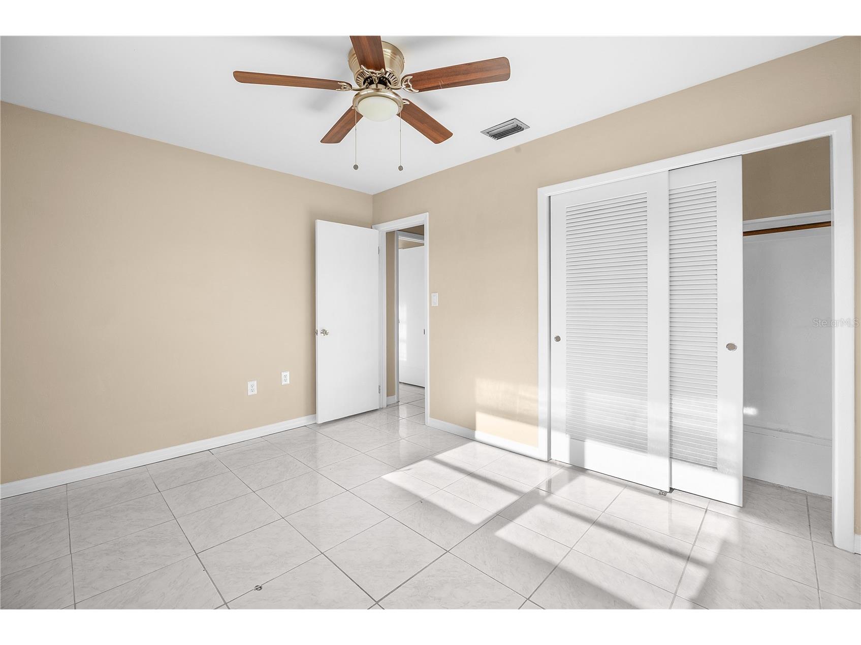 275 Lakeview Drive North Fort Myers FL 33917 A4697486 image14