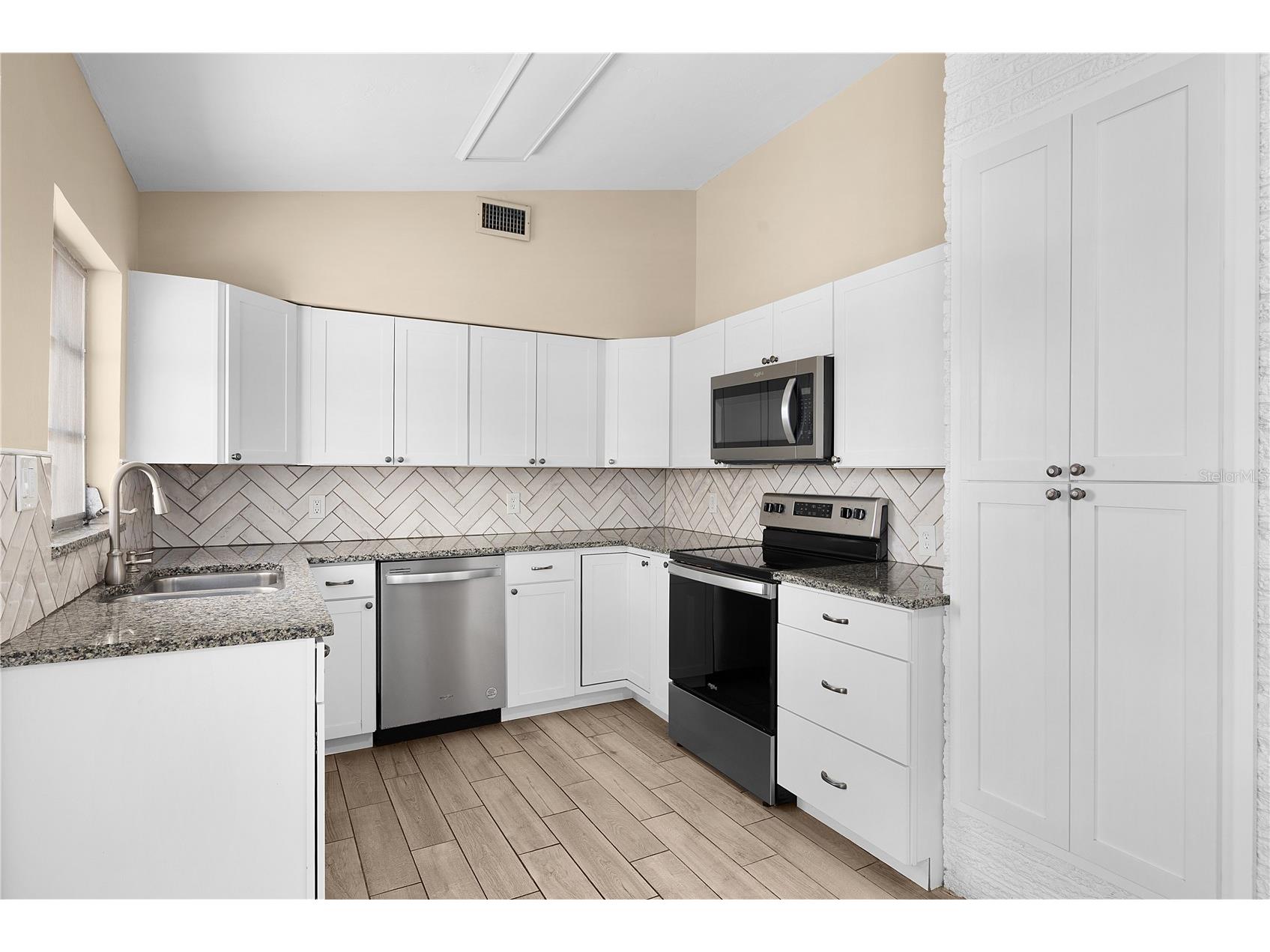 275 Lakeview Drive North Fort Myers FL 33917 A4697486 image15