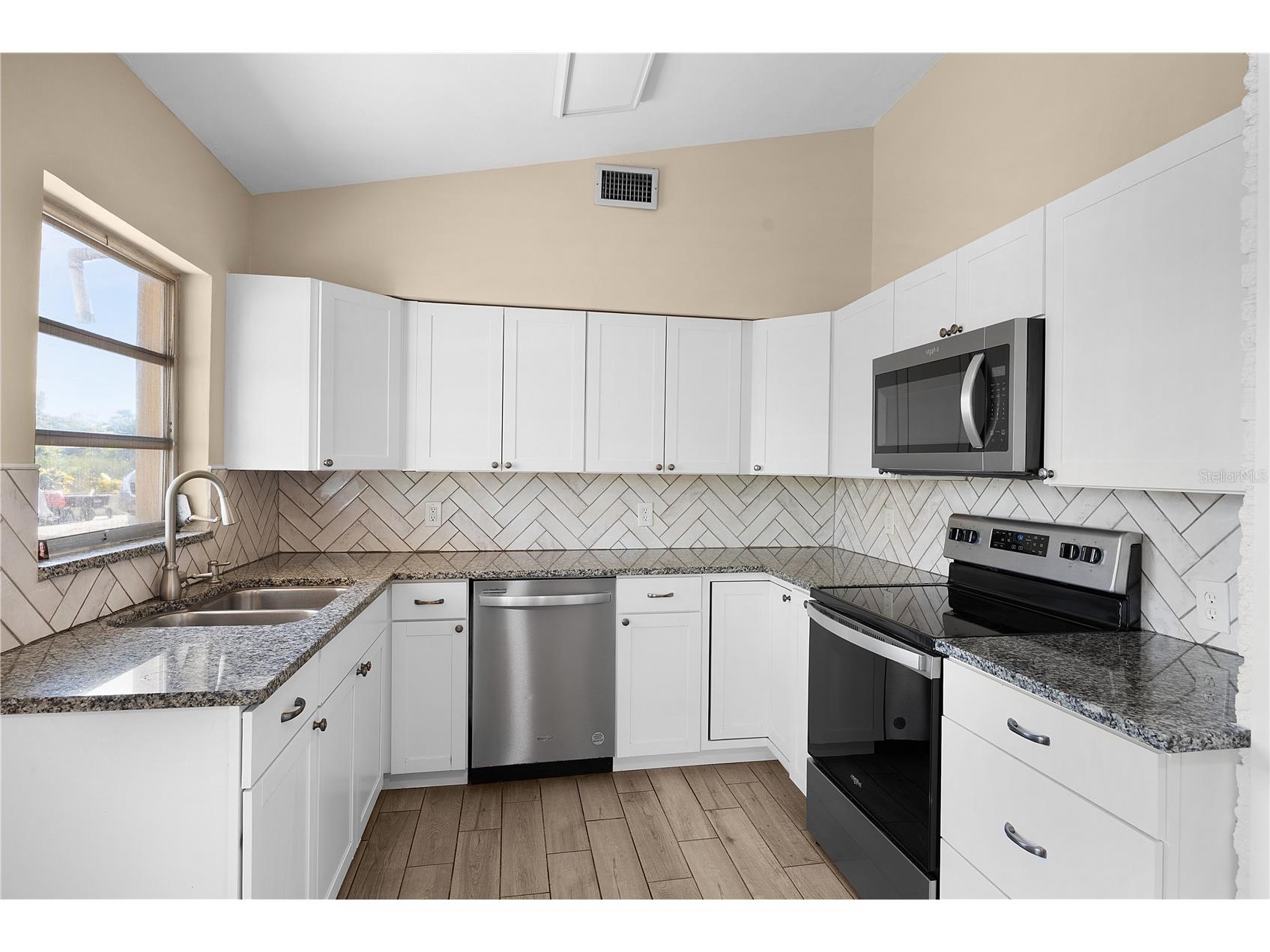275 Lakeview Drive North Fort Myers FL 33917 A4697486 image16