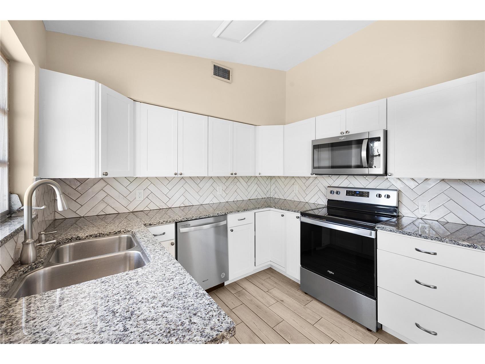 275 Lakeview Drive North Fort Myers FL 33917 A4697486 image18