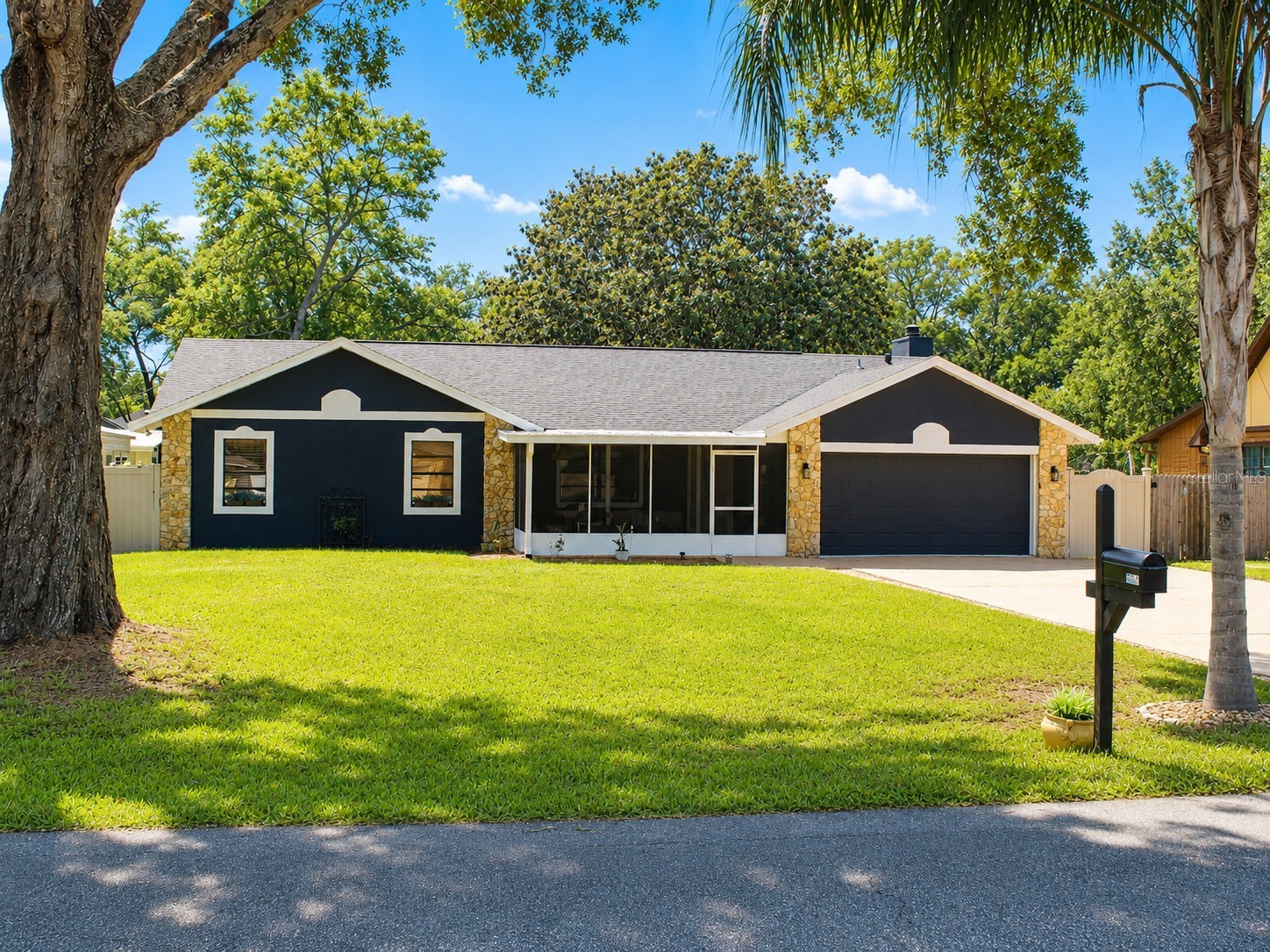 27627 Lois Drive Tavares FL 32778 - CANAL TO HARRIS CHAIN OF LAKES R4911122 image1