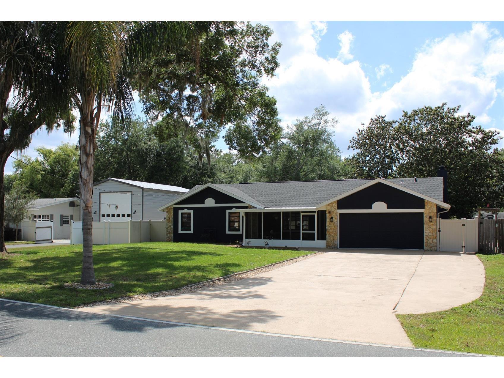 27627 Lois Drive Tavares FL 32778 - CANAL TO HARRIS CHAIN OF LAKES R4911122 image3