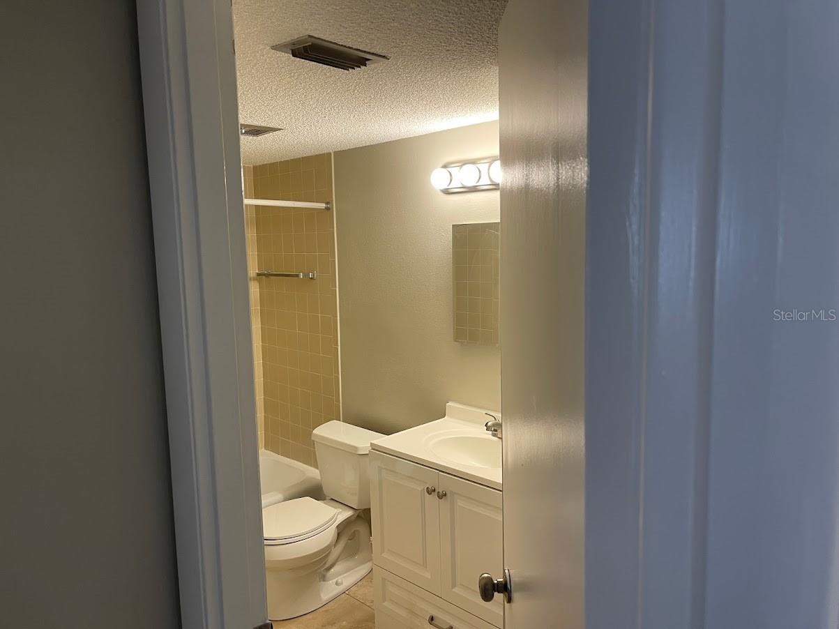 2763 Woodgate Lane #111 Sarasota FL 34231 A4680629 image13