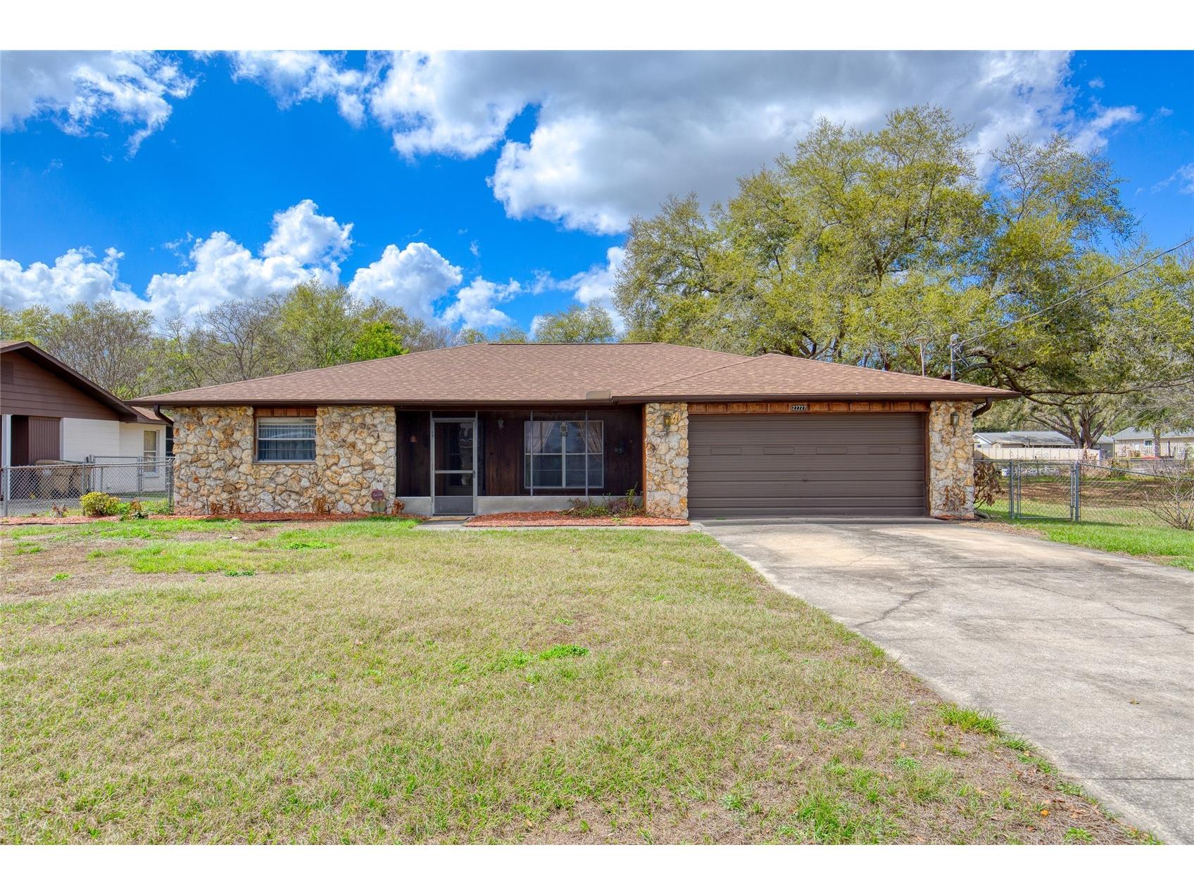 27727 Lois Drive Tavares FL 32778 V4947831 image1