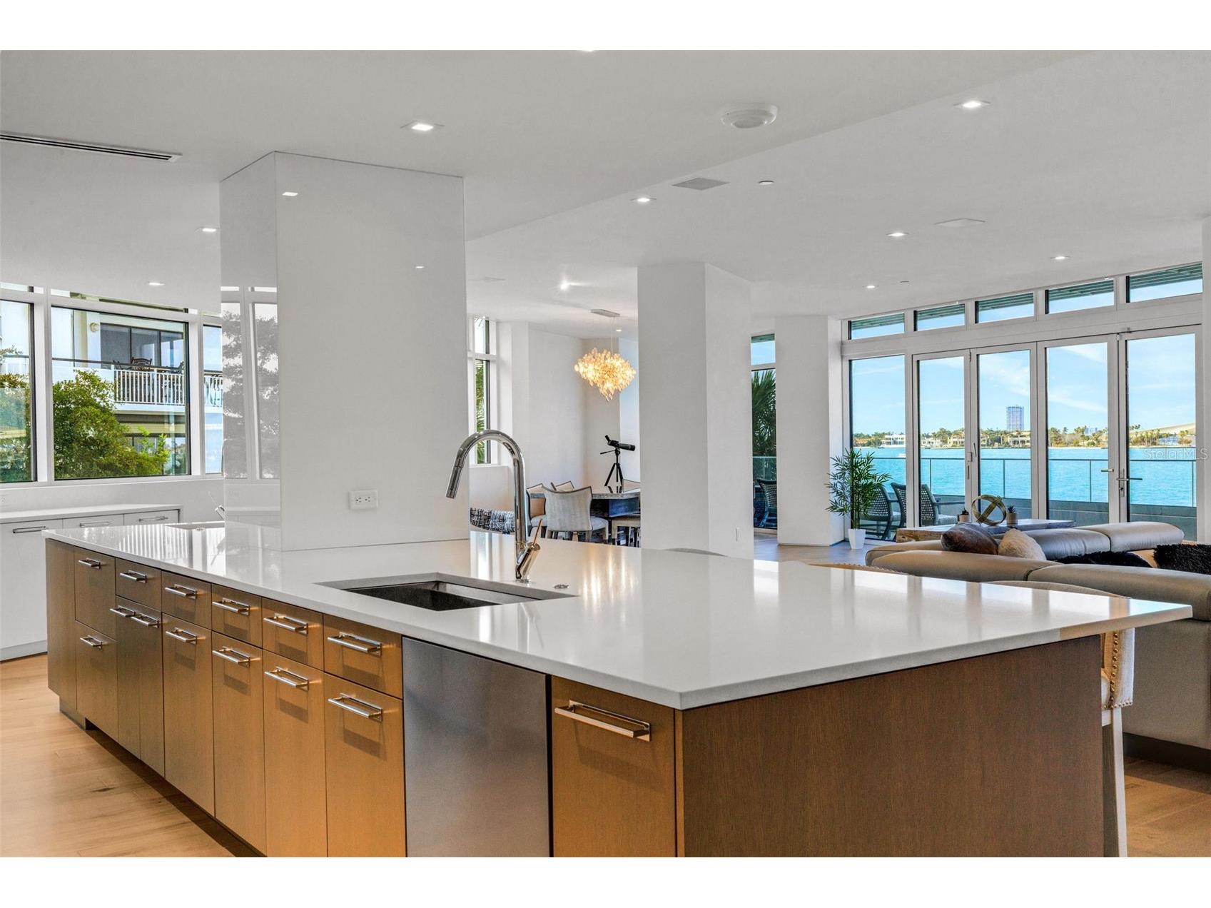 280 Golden Gate Point #200 Sarasota FL 34236 - SARASOTA BAY A4683299 image2