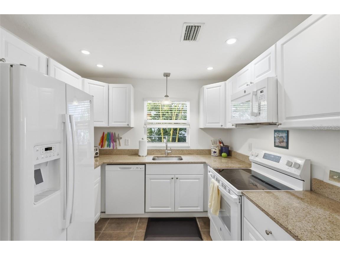 2812 Avenue B Holmes Beach FL 34217 A4673229 image8