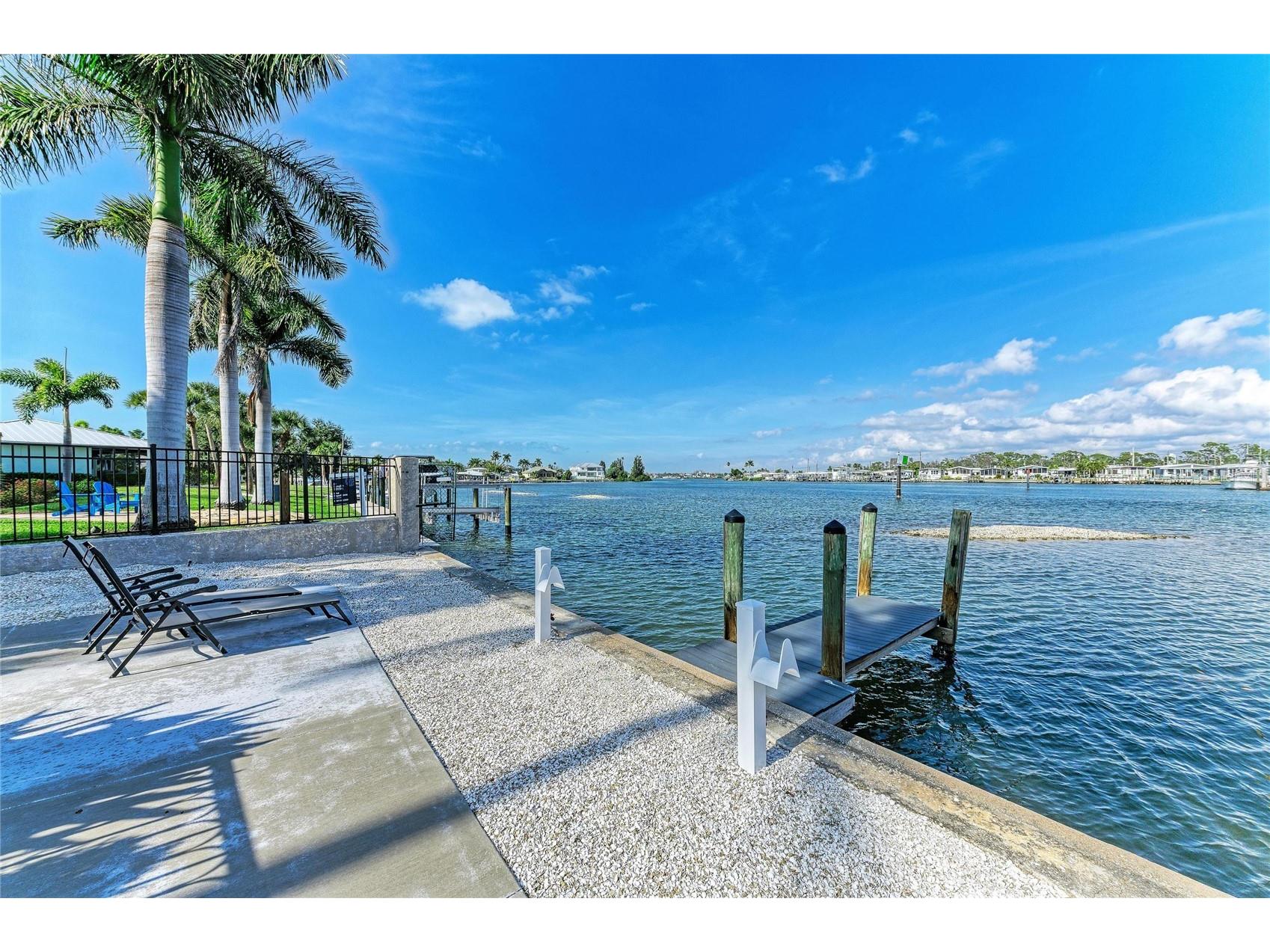 282 Santa Maria Street Venice FL 34285 - ROBERTS BAY A4677246 image2